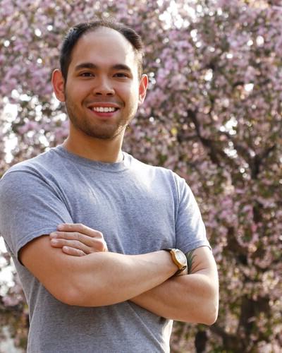 Carlos Bahe今年5月毕业，获得了全球研究学位，现在他要去日本一年，在那里他将通过JET项目教授英语.